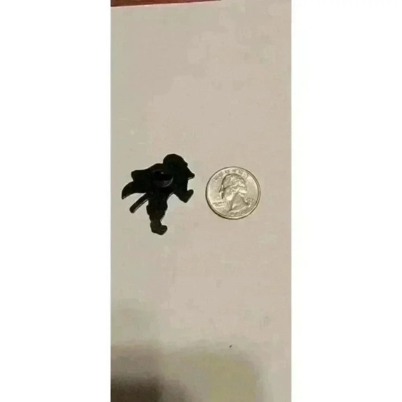 Demon Slayer: Kimetsu no Yaiba Zenitsu Agatsuma Enamel Pin - Picture 5 of 5